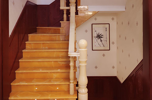 淮阳中式别墅室内汉白玉石楼梯的定制安装装饰效果