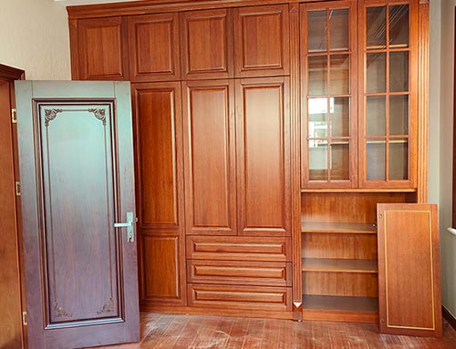 淮阳中式家庭装修里定制的实木衣柜效果图